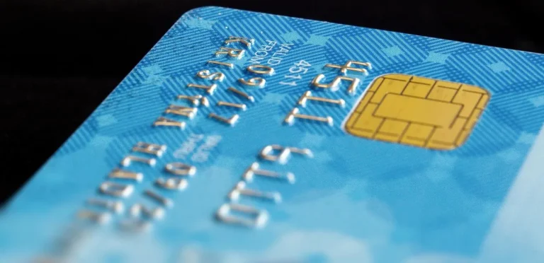 Anuidade do cartão de crédito: entenda o que é, como funciona e se vale a pena pagar