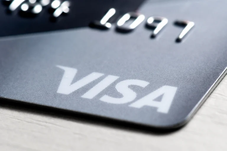 Visa lança pagamentos com IA no Brasil e muda a forma de comprar em 2026