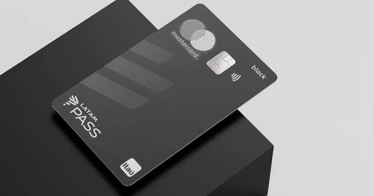 Cartão Latam Pass Itaú Black: até 70 mil milhas de bônus